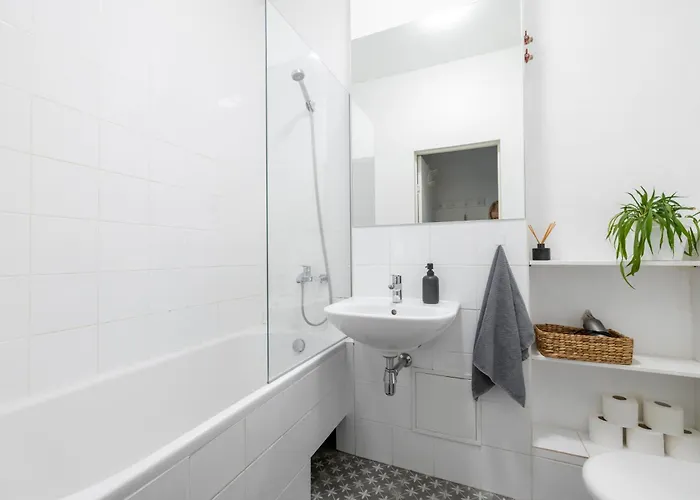 Cozy & Chic & Quiet - Embassy Area - Free Parking Apartment